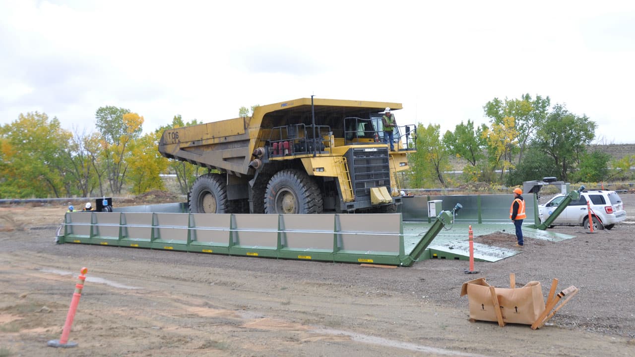 Ultra class mine truck on a Hydropad wash rack